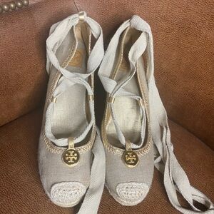 Tory Burch
Canvas Leather Trim Embellishment Slingback Pumps
Women's Size: 11